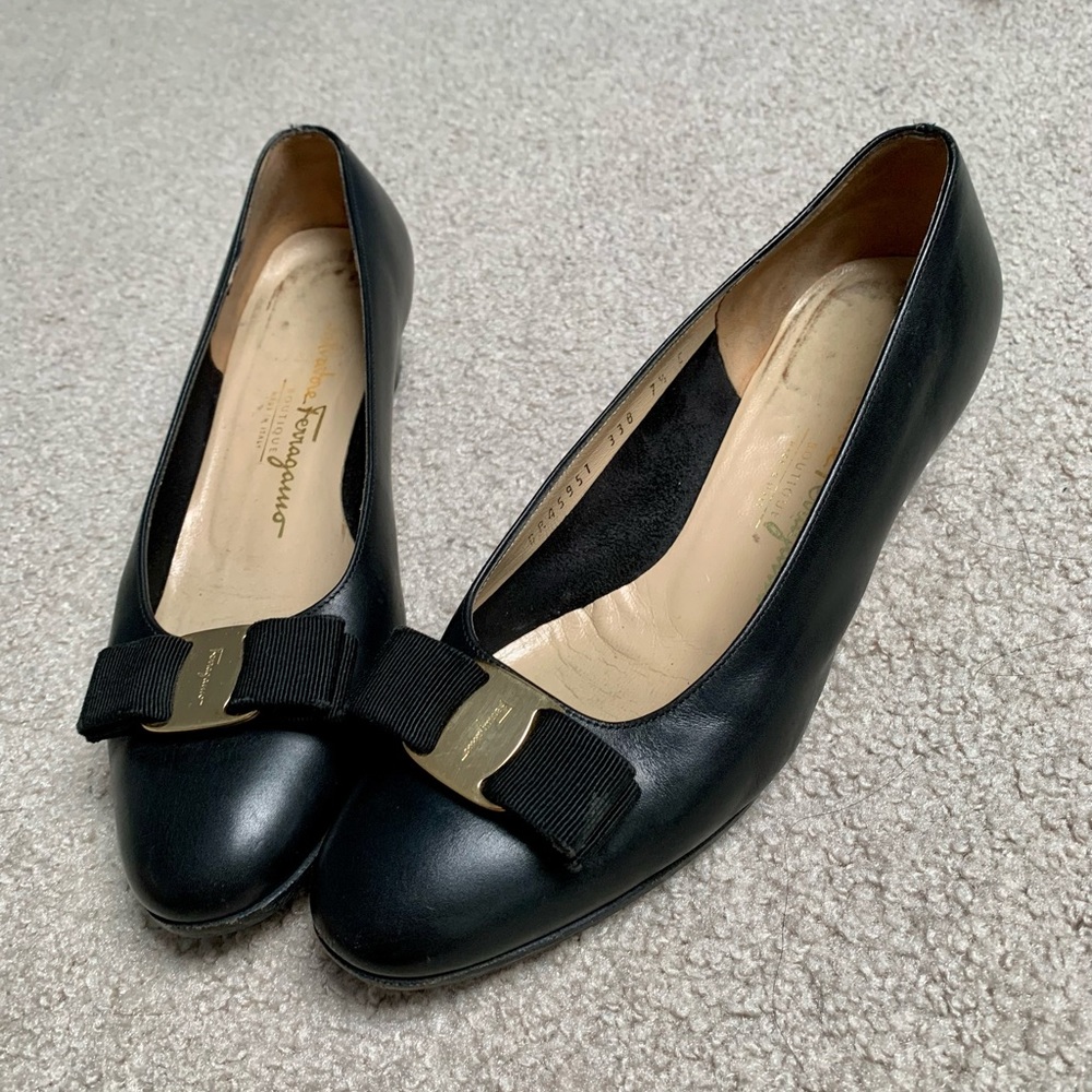 Ferragamo Vara Black Shoes Gold hardware C width